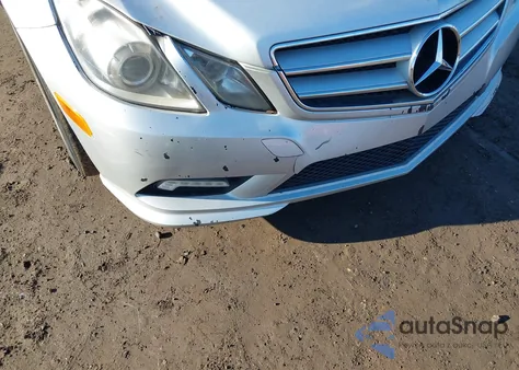 2010 Mercedes-Benz E 550 z USA, uszkodzony, nr VIN WDDKJ7CB7AF037952